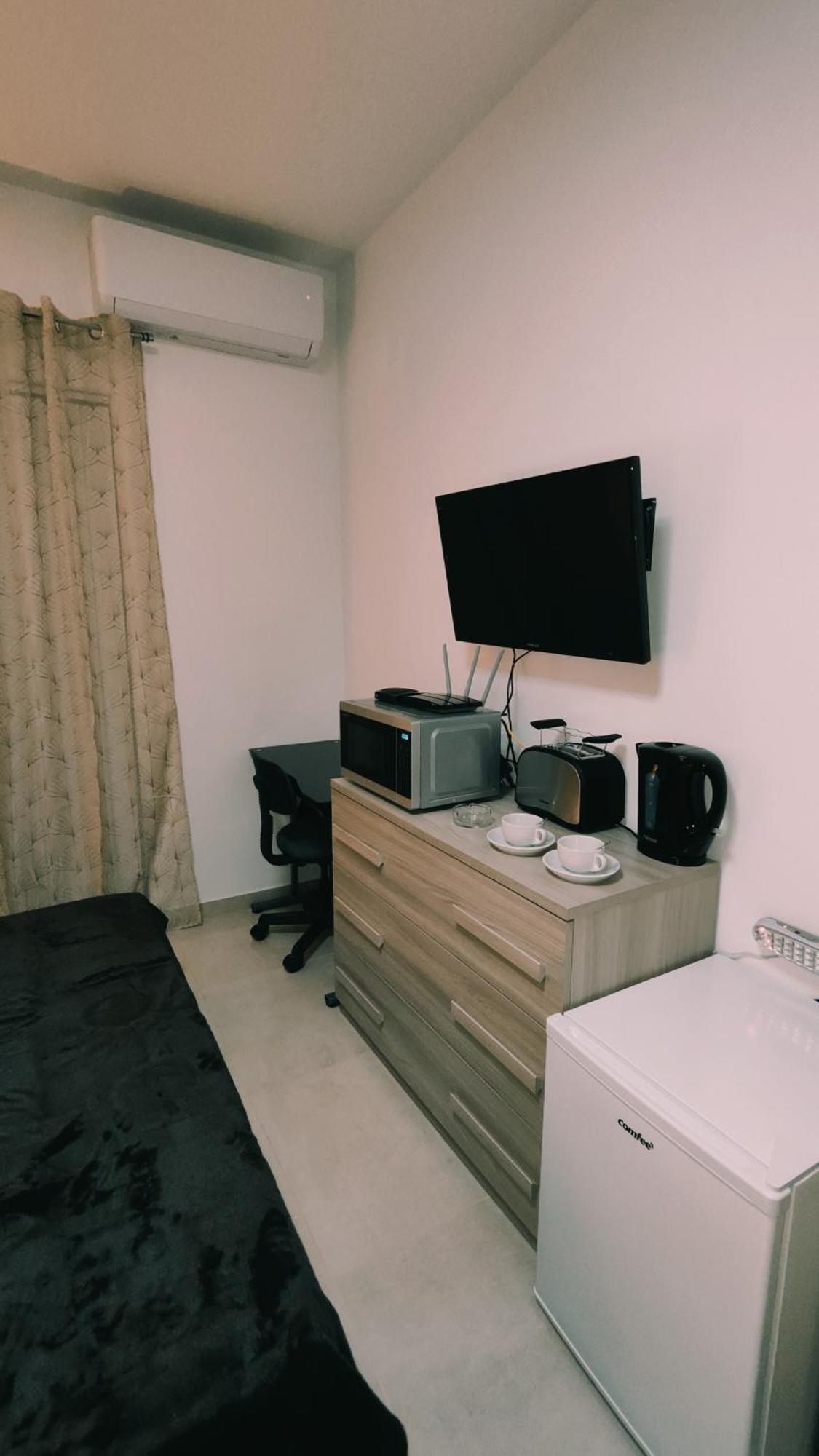 Fairwinds - Double Room With Ensuite - Luqa Airport - Self Check In & Out Available Екстер'єр фото